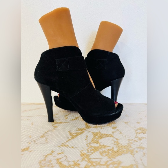 🔥🔥FINAL CLEARENACE 🔥🔥 MICHAEL KORS Black Suede Leather Strap Bootie - Picture 6 of 11